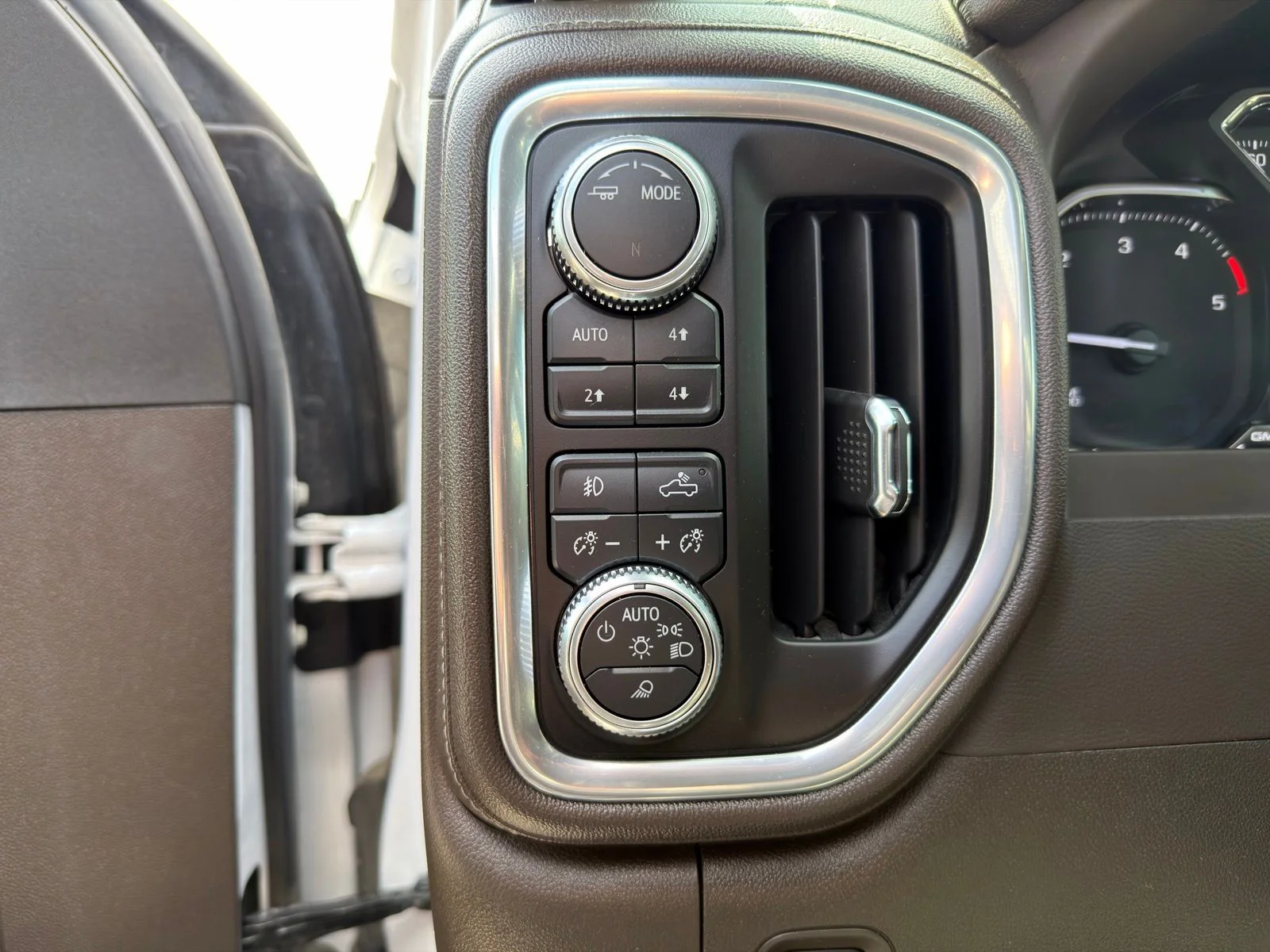 Used 2023 White GMC SLT image 17
