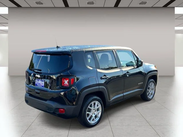 Used 2023 Black Jeep Latitude image 3