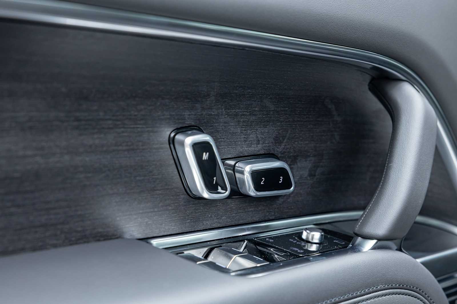 New 2026 Carpathian Grey Land Rover SE image 12
