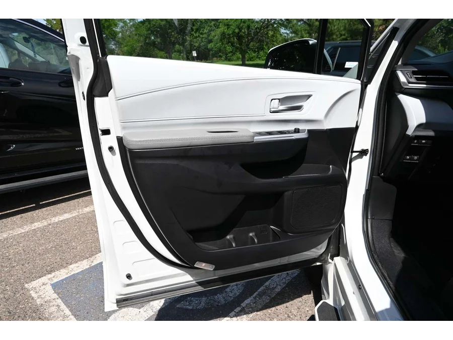 New 2025 WHITE Toyota XLE Mobility Handicap Van image 29