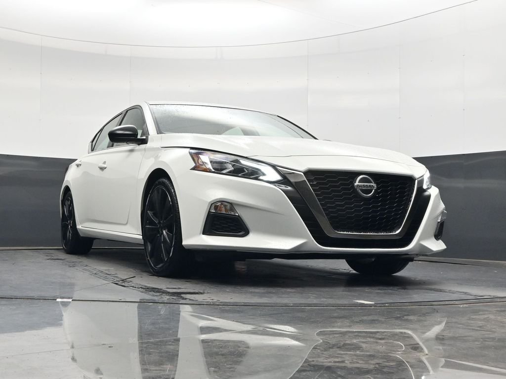 Used 2022 White Nissan 2.5 SR image 41