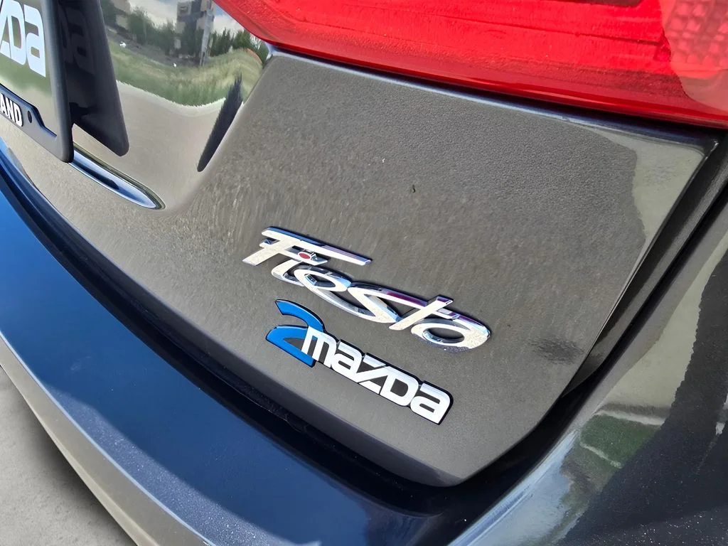 Used 2019 Magnetic Metallic Ford SE image 28