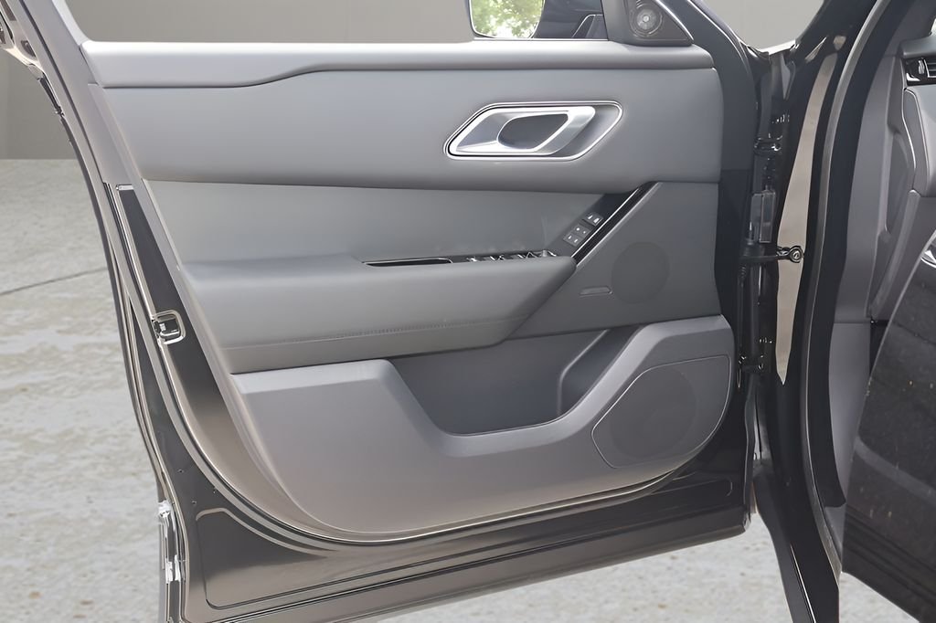 New 2026 Santorini Black Land Rover S image 9