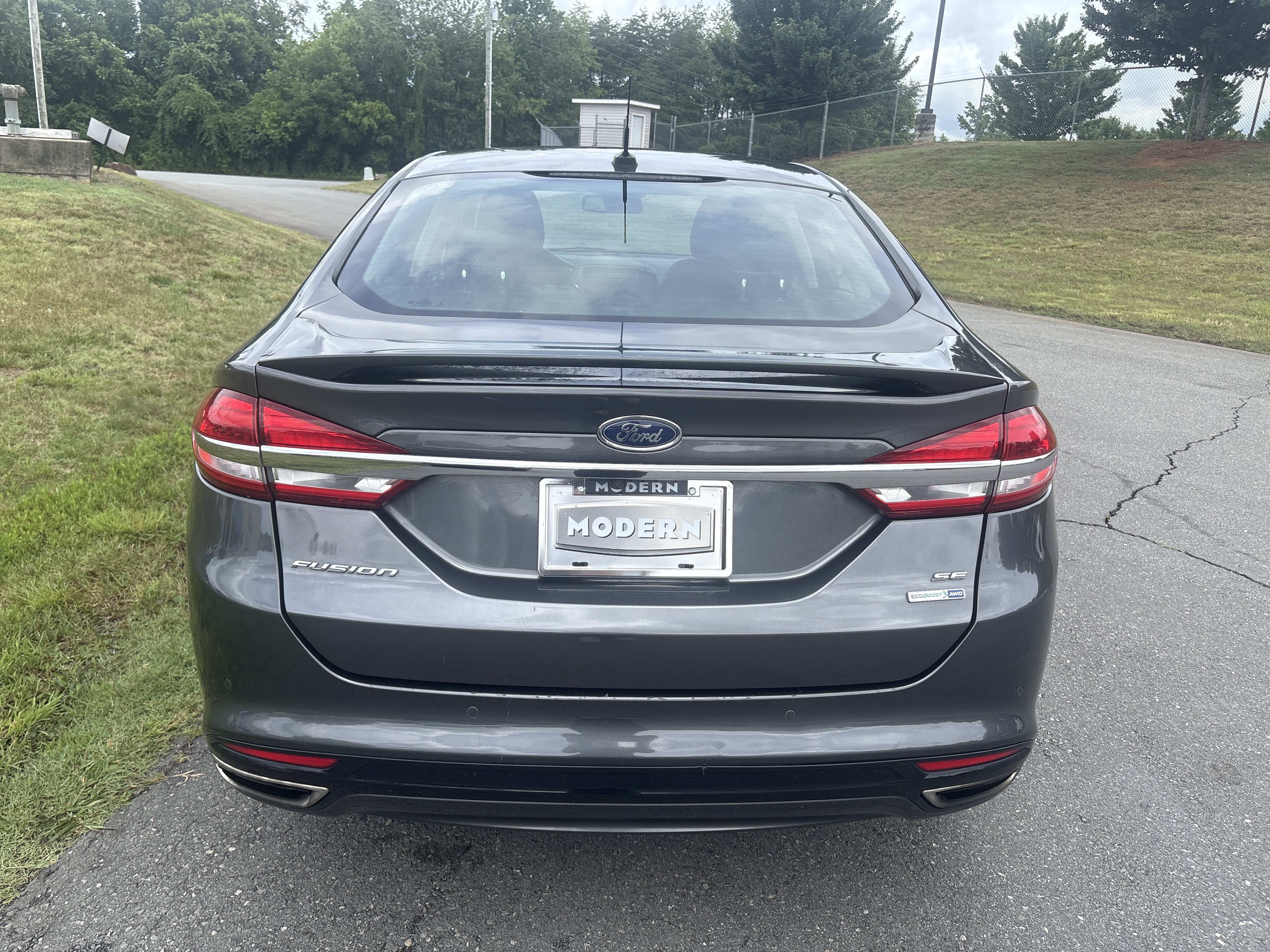 Used 2018 Magnetic Metallic Ford SE image 4