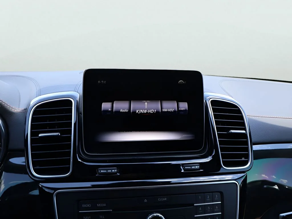 Used 2019 designo Diamond White Metallic Mercedes-Benz GLE 43 AMG® image 24