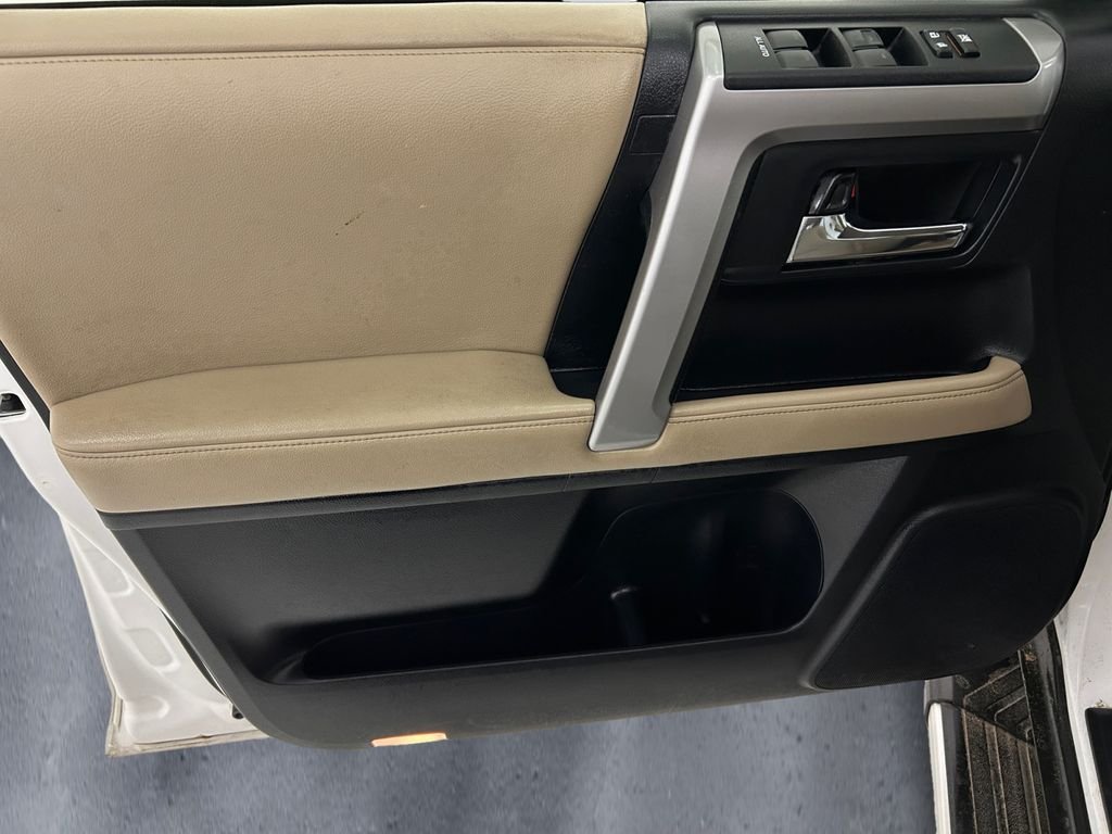 Used 2014 White Toyota SR5 image 12