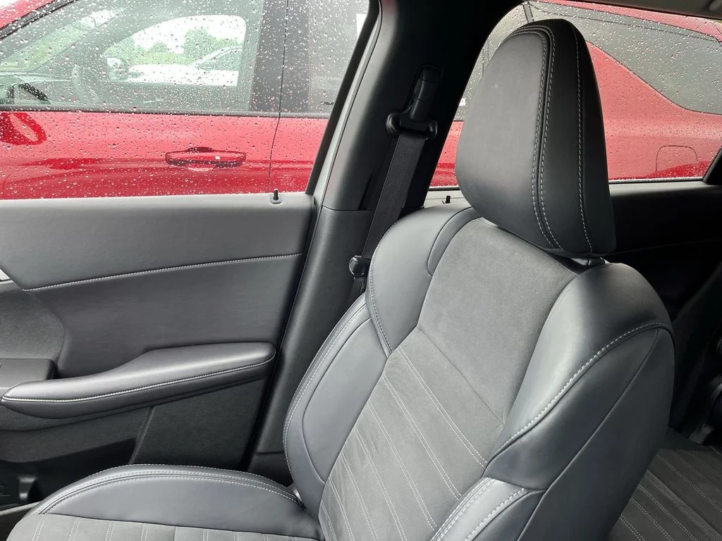 Used 2025 Silver Mitsubishi SE image 23