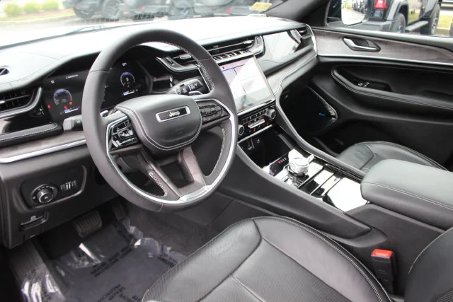 Used 2023 White Jeep Overland image 3