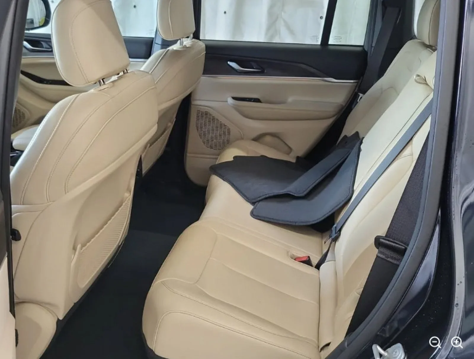Used 2023 Midnight Sky Jeep Limited image 9