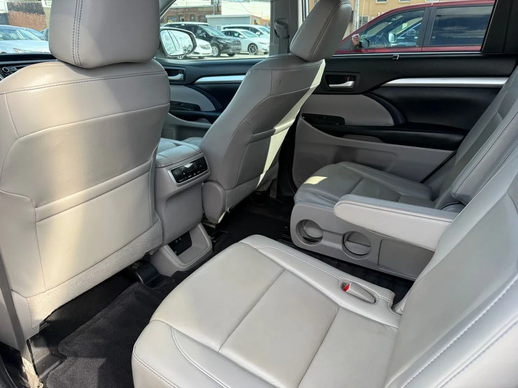Used 2019 Silver Toyota XLE image 31