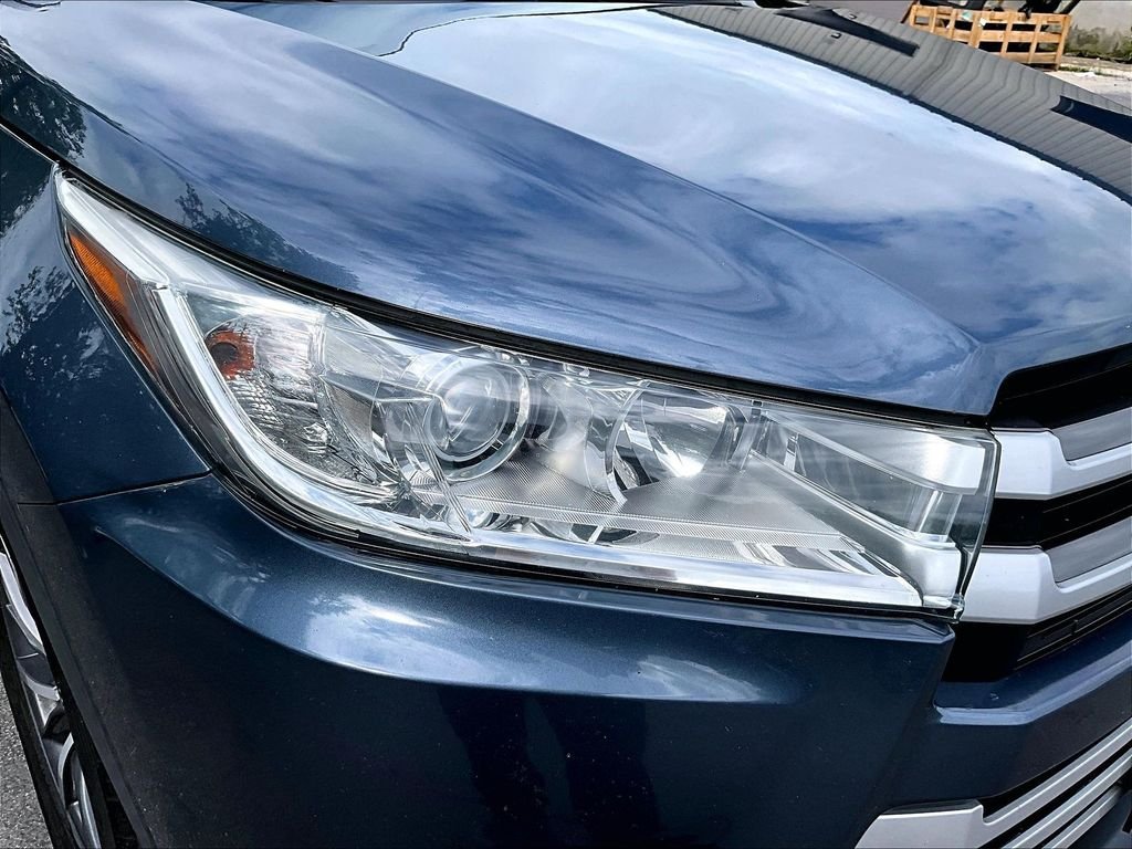 Used 2017 Shoreline Blue Pearl Toyota XLE image 34