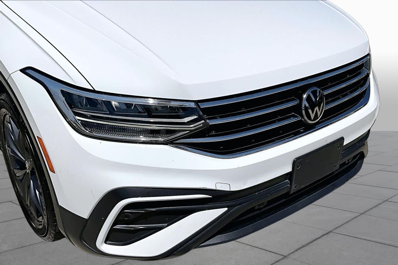 Used 2022 Pure White Volkswagen SE image 30