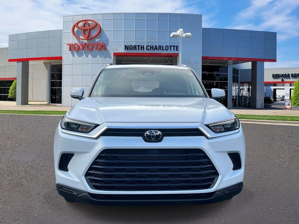 Used 2025 Beige Toyota XLE image 3