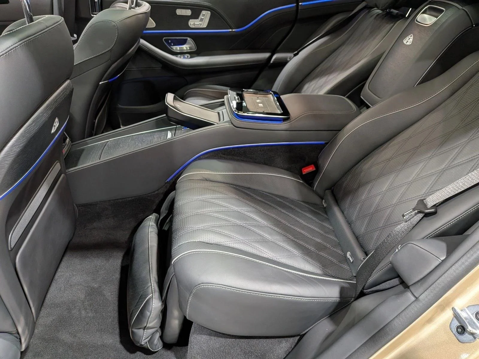 Used 2024 Obsidian Black Metallic Mercedes-Benz Maybach GLS 600 image 20