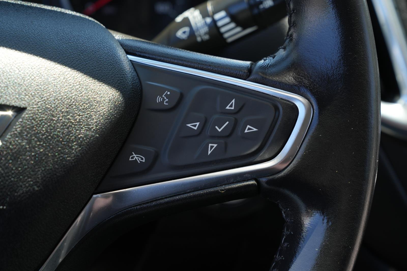 Used 2021 MOSAIC BLACK METALLIC Chevrolet LT image 23
