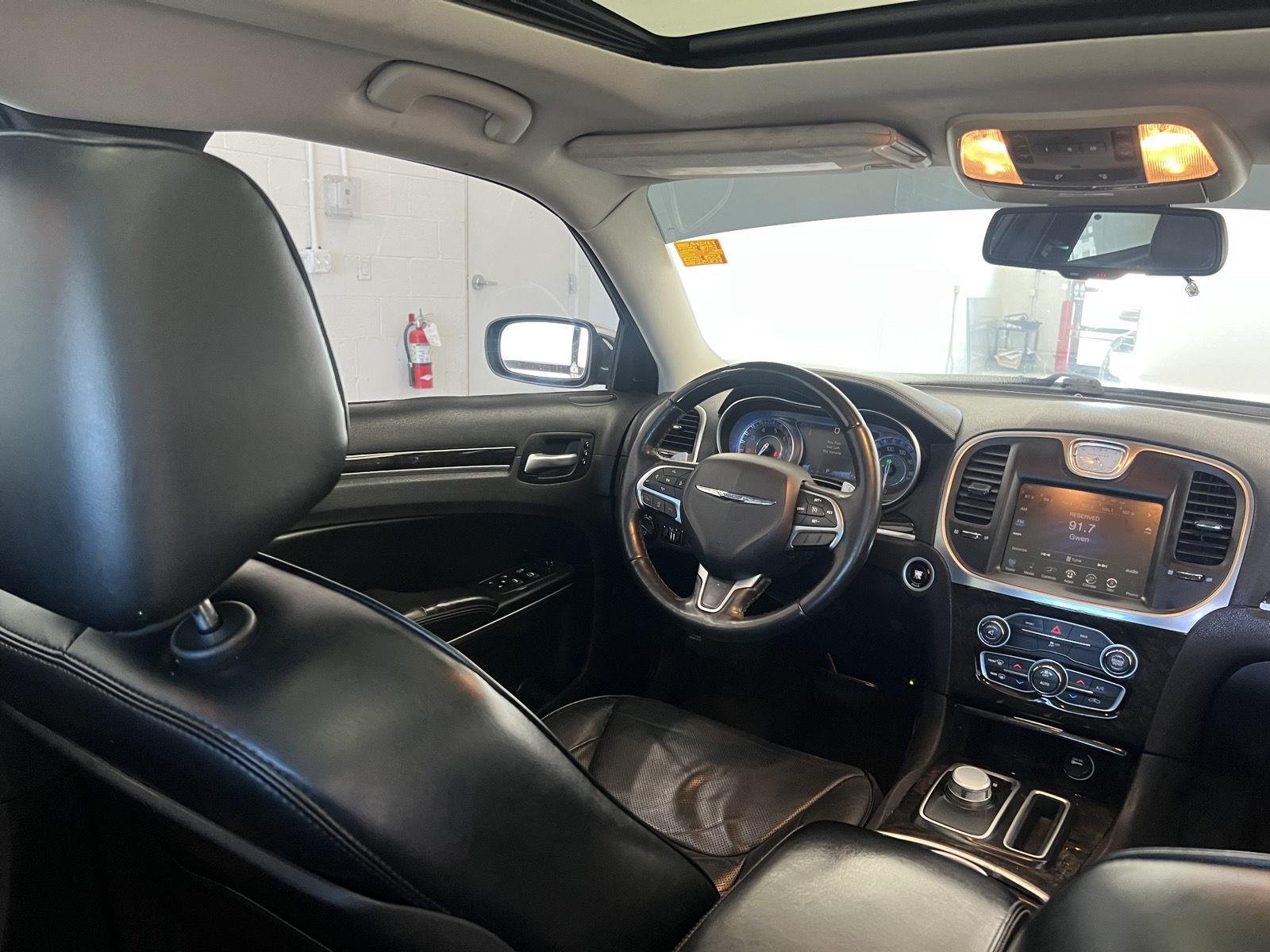 2016 Chrysler 300 C - Photo 16