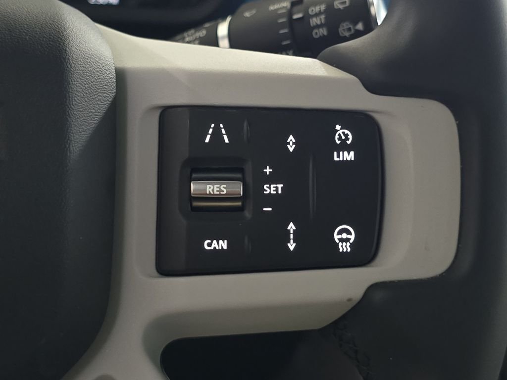 Used 2025 Silver Land Rover X-Dynamic SE image 21