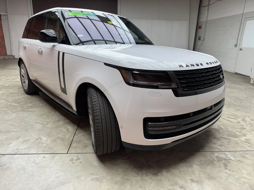Used 2023 White Land Rover SE image 6