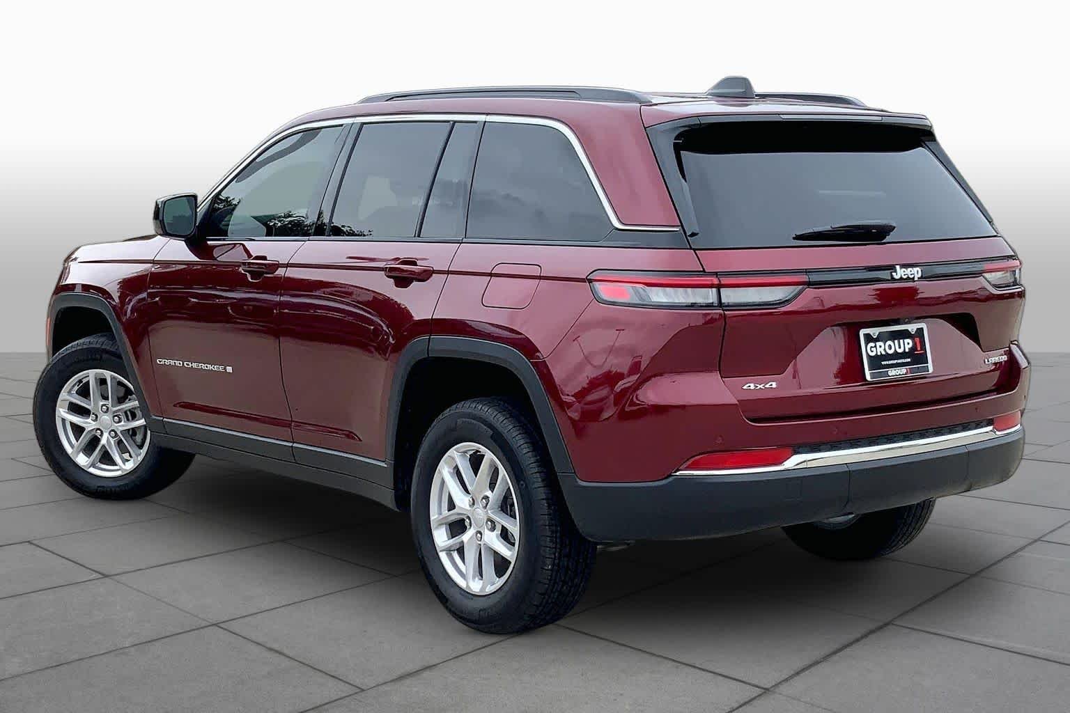 Used 2025 Velvet Red Pearlcoat Jeep Laredo image 12