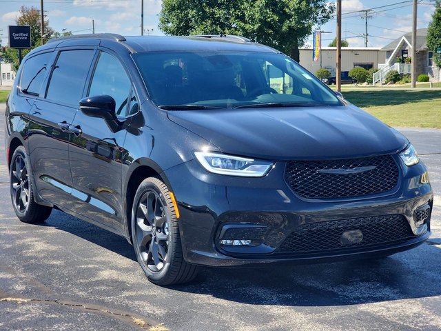 New 2026 Chrysler Pacifica Select