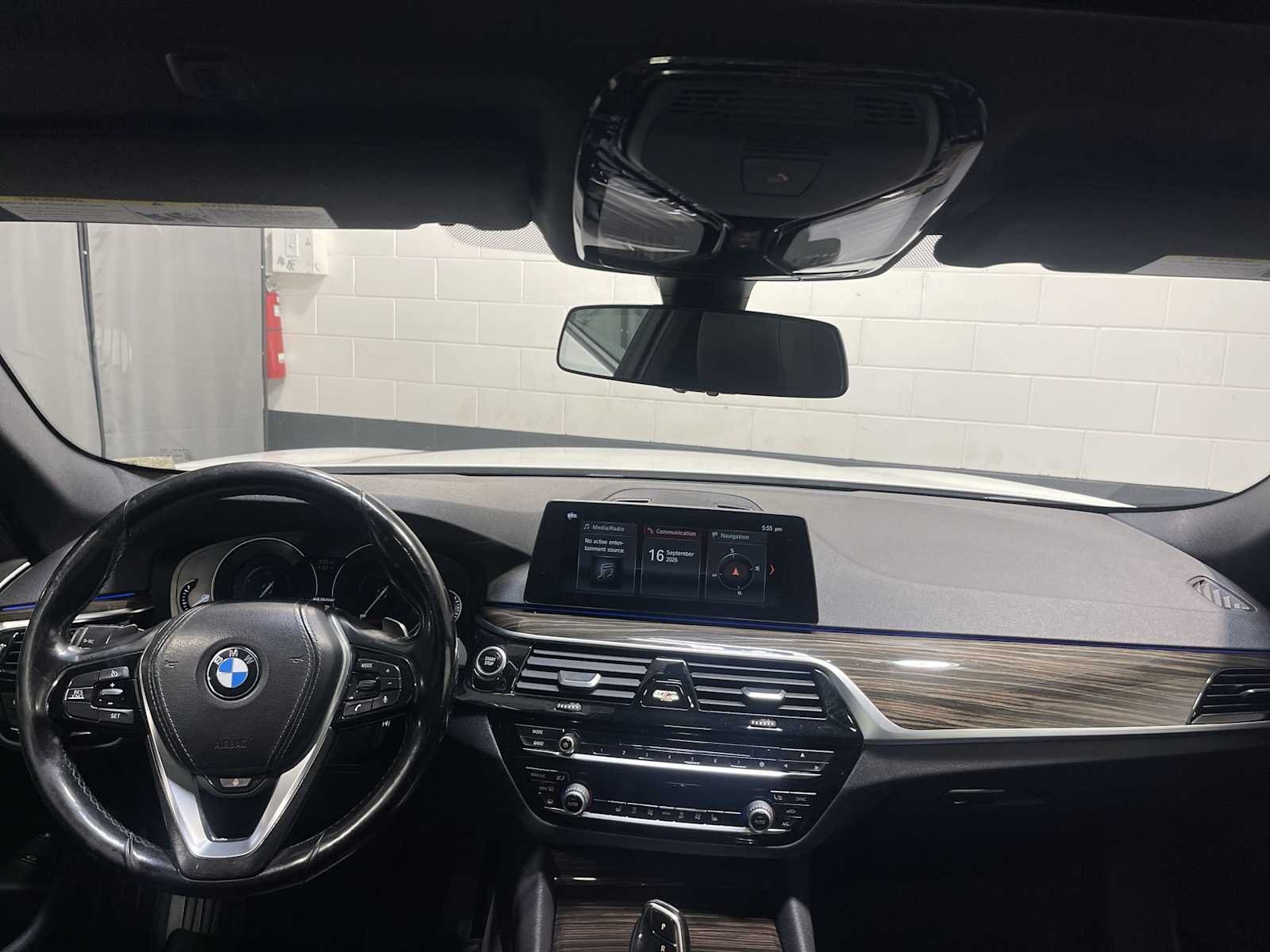Used 2018 White BMW 530e xDrive iPerformance image 10