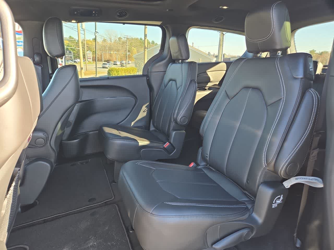 2026 Chrysler Pacifica Select - Photo 15