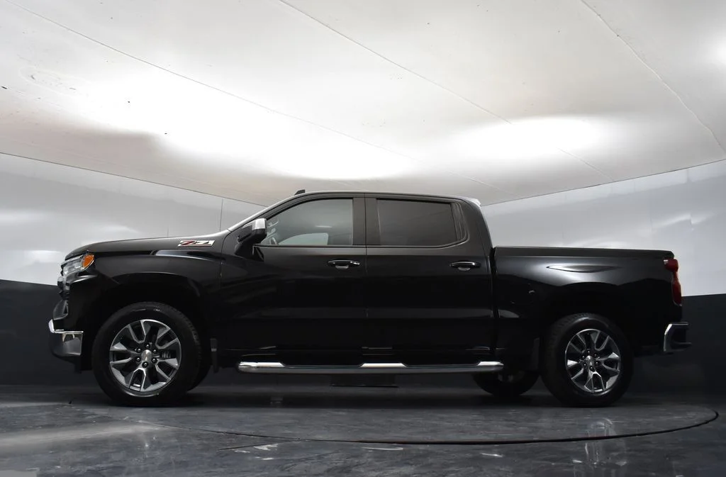 Used 2025 Black Chevrolet LT image 31