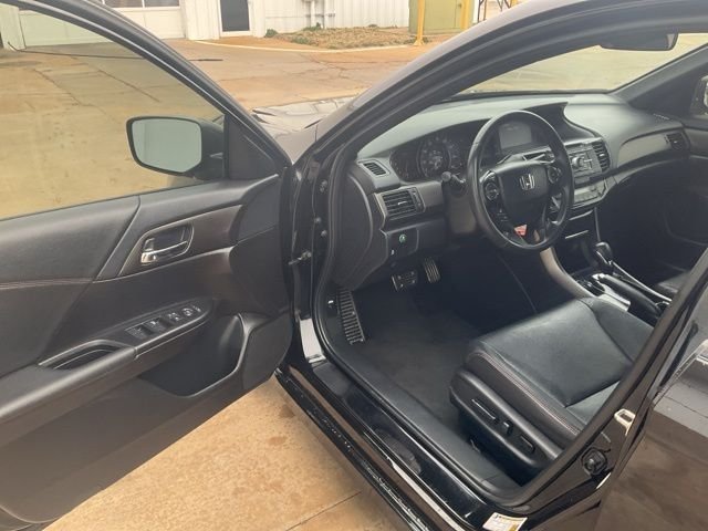 Used 2017 Honda Accord Sport SE with VIN 1HGCR2F15HA166729 for sale in Hutchinson, KS