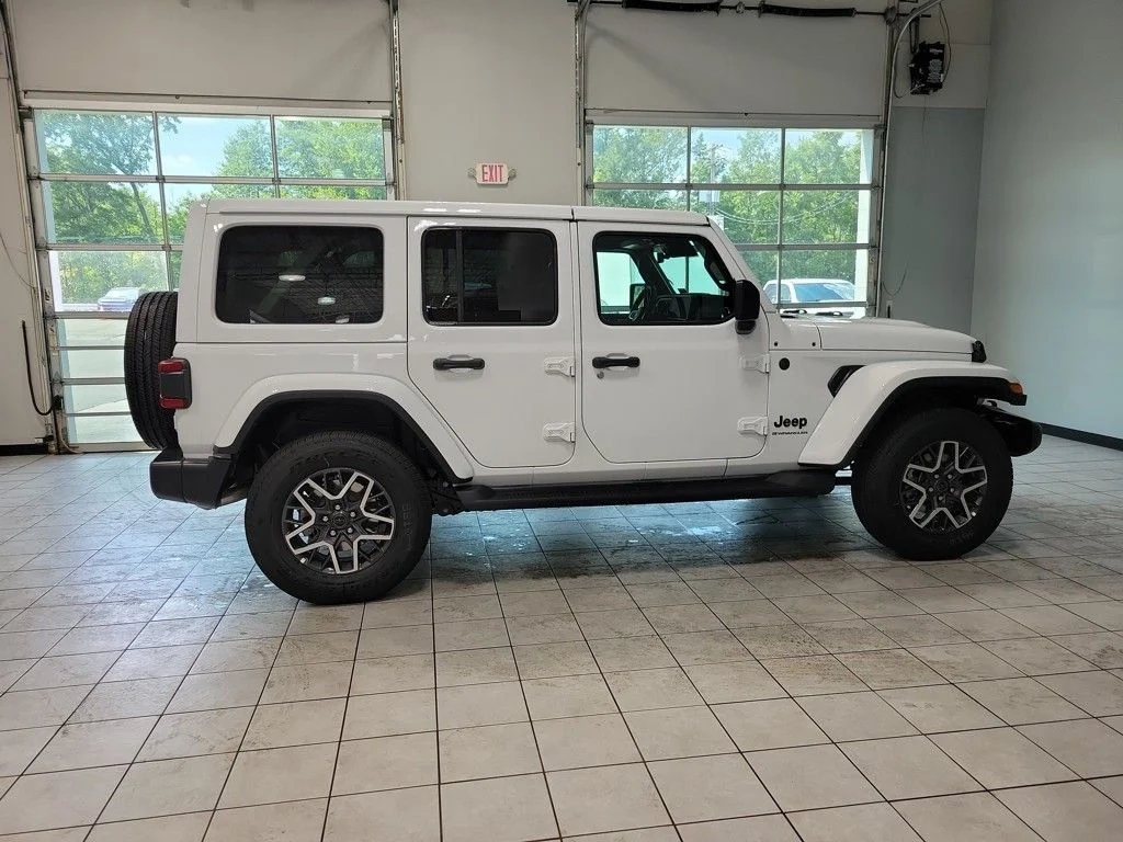 New 2025 Bright White Clear-Coat Exterior Paint Jeep Sahara image 8