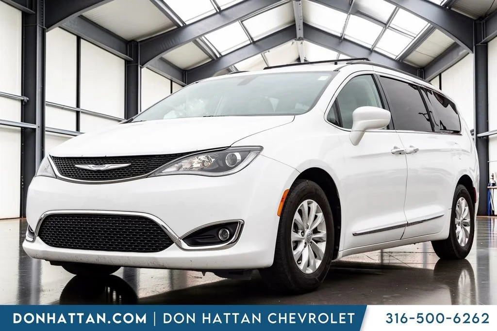 2017 Chrysler Pacifica Touring-L's photo