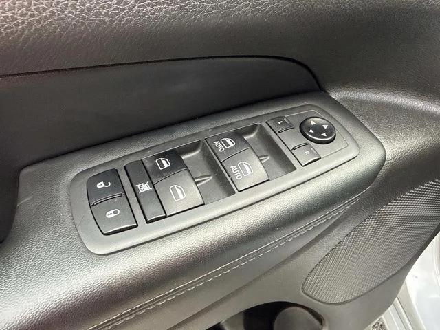Used 2019 Silver Jeep Altitude image 21