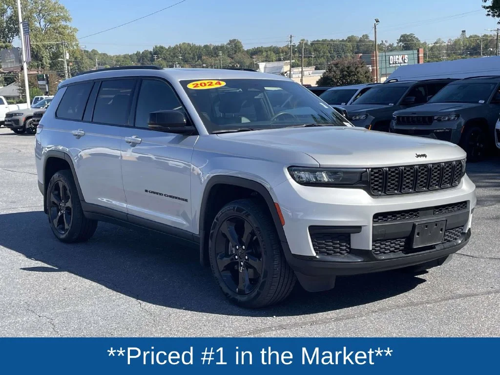 Used 2024 Silver Jeep Altitude X image 2