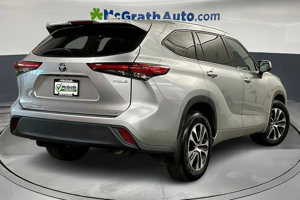 Used 2022 Silver Toyota XLE image 16