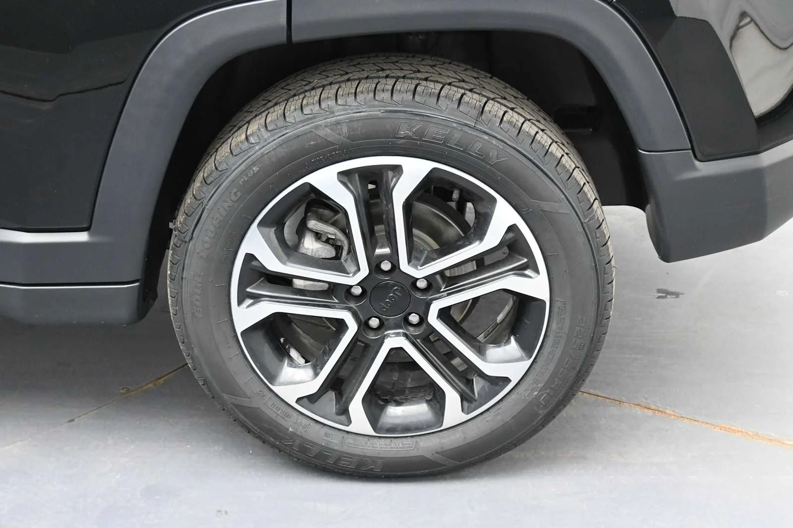Used 2022 Diamond Black Crystal Pearlcoat Jeep Limited image 5