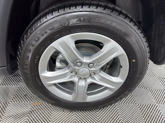 Used 2024  Jeep Latitude image 10