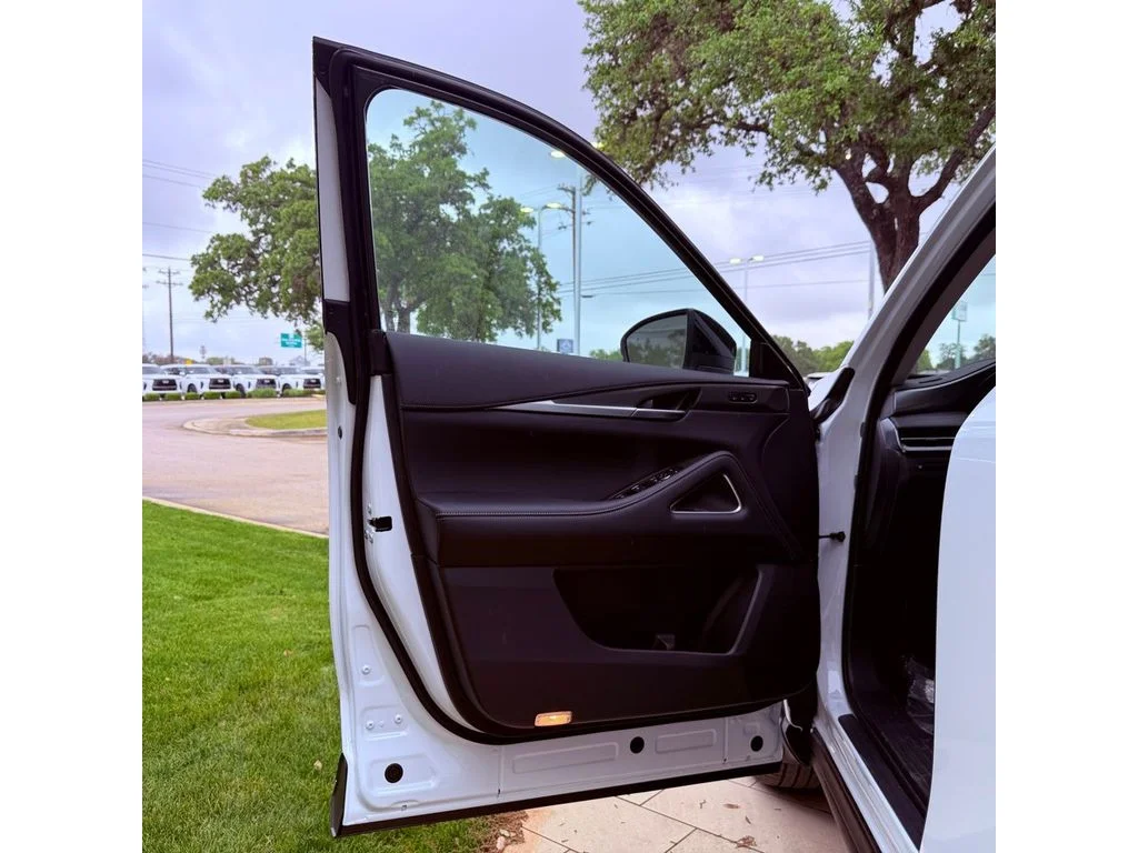 New 2026 Radiant White INFINITI Luxe AWD image 19
