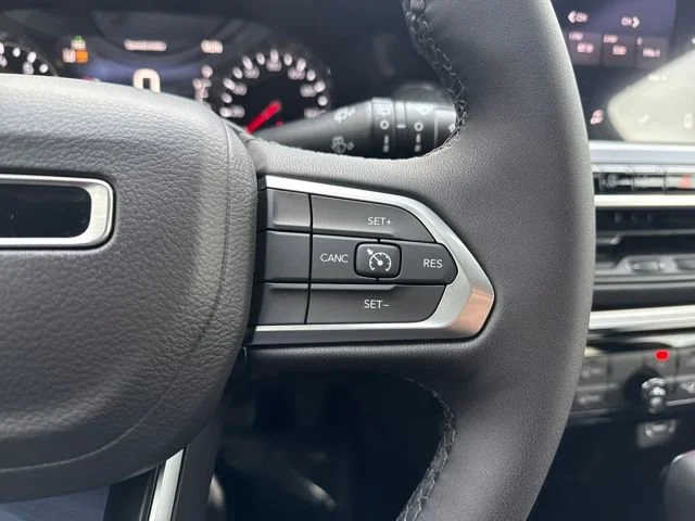 New 2026 Diamond Black Crystal Pearlcoat Jeep Latitude image 31