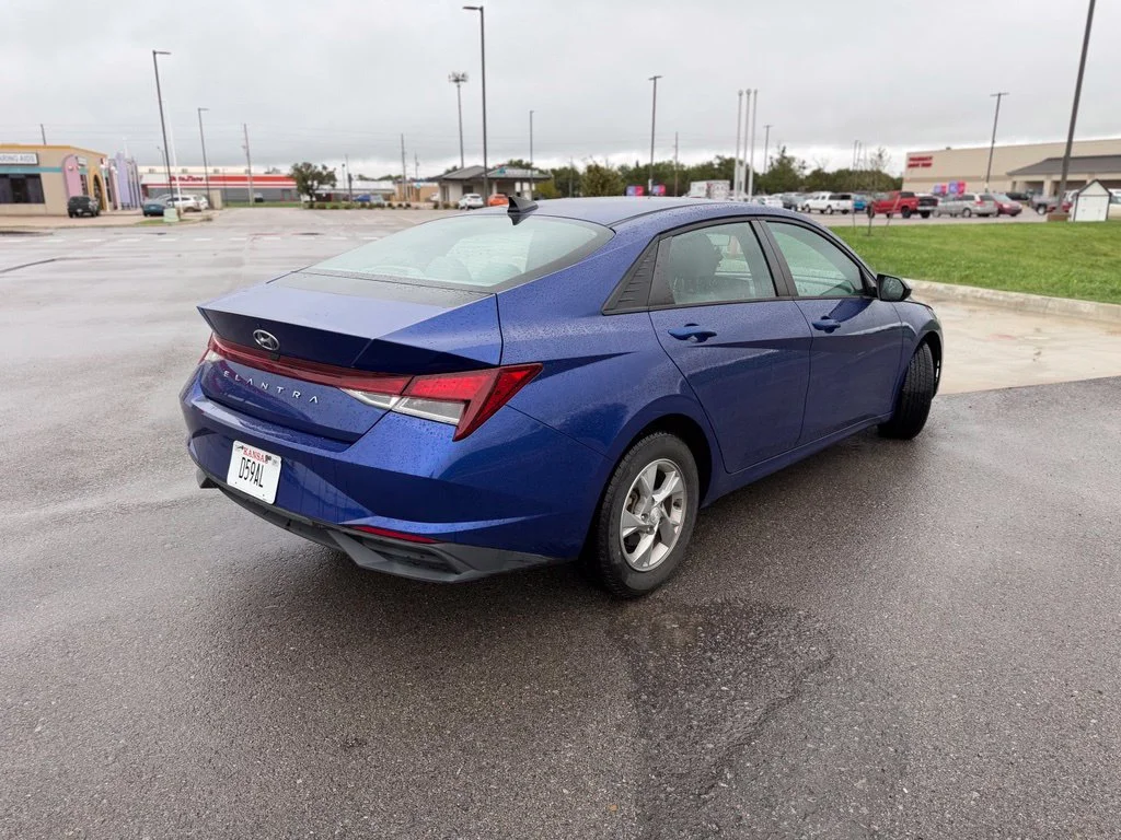 Used 2021 Blue Hyundai SE image 3