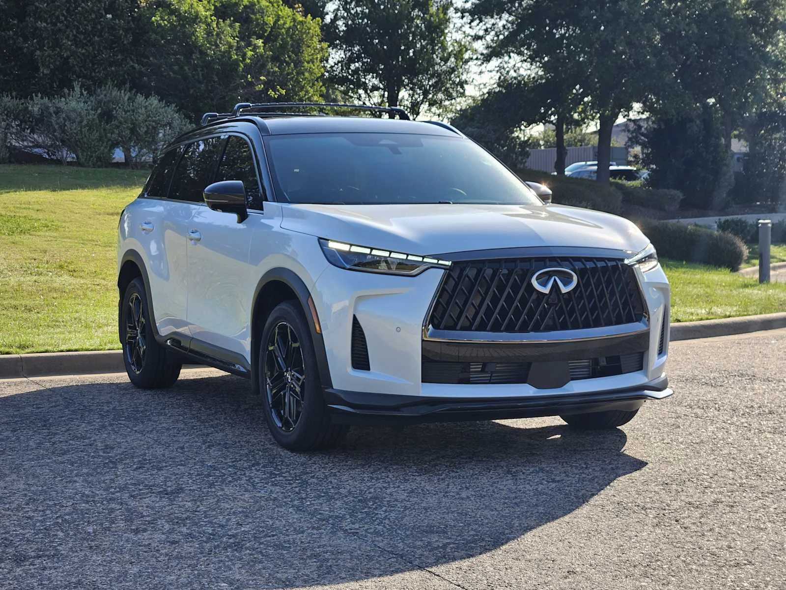 New 2027 2T RAD WHT INFINITI Sport AWD image 2
