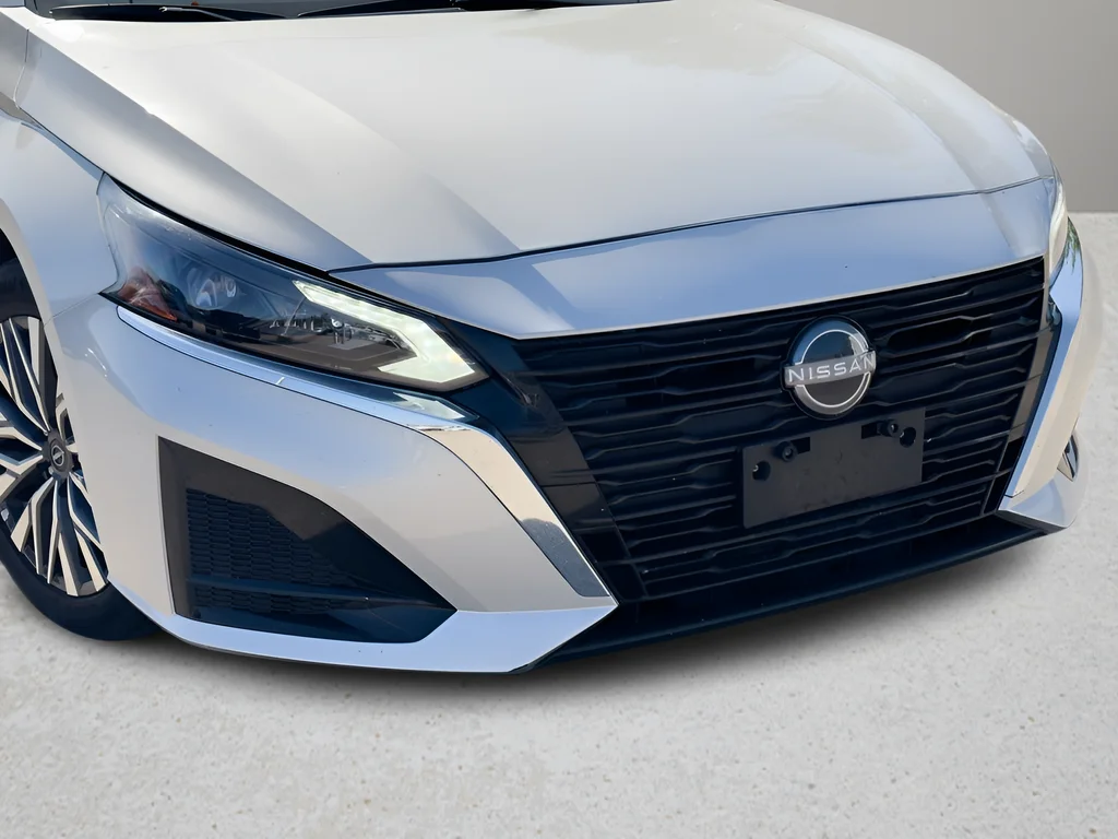 Used 2025 Silver Nissan 2.5 SV image 25