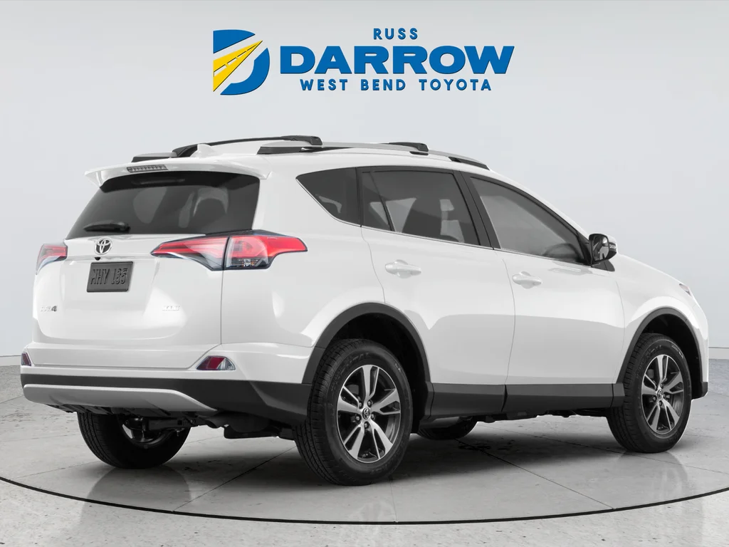 Used 2018 White Toyota XLE image 3