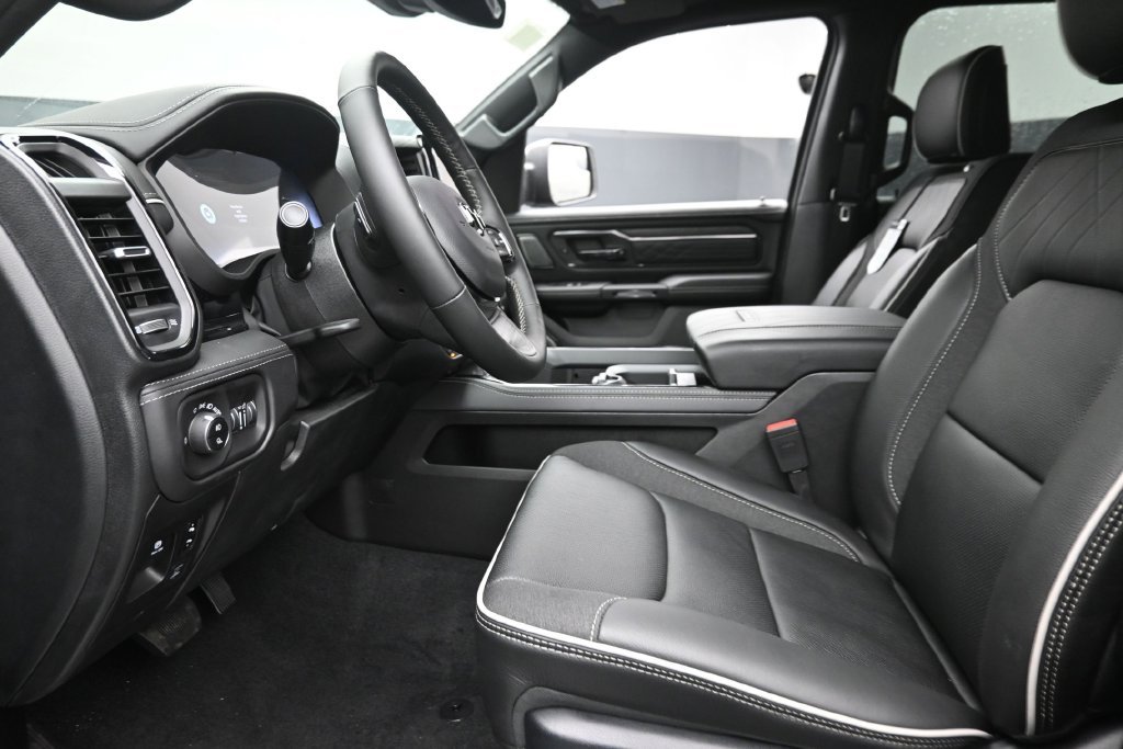New 2027 Diamond Black Crystal Pearl-Coat Exterior Paint RAM Limited image 15