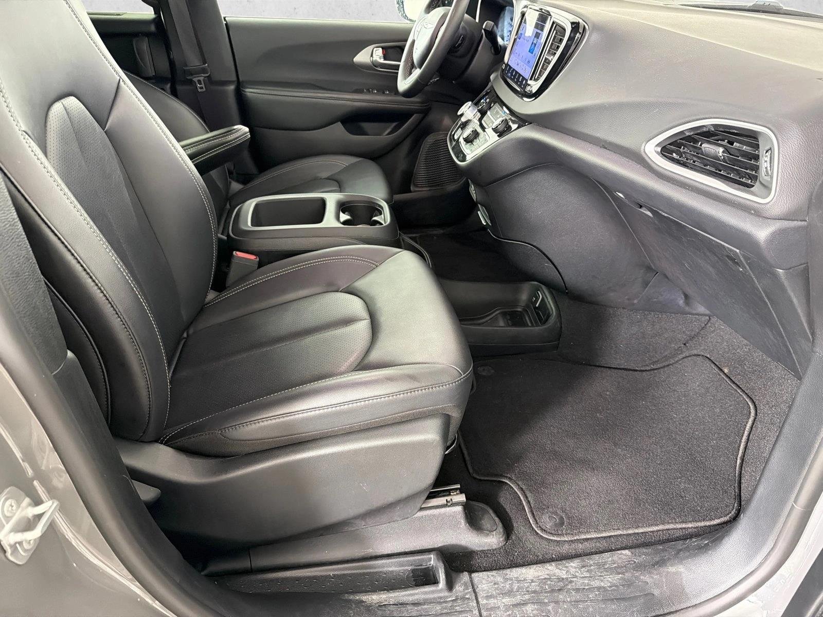 Used 2025 Ceramic Gray Clearcoat Chrysler Select image 13