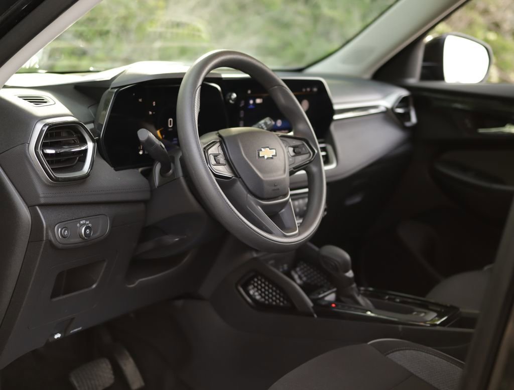 Used 2025 Mosaic Black Metallic Chevrolet LT image 9
