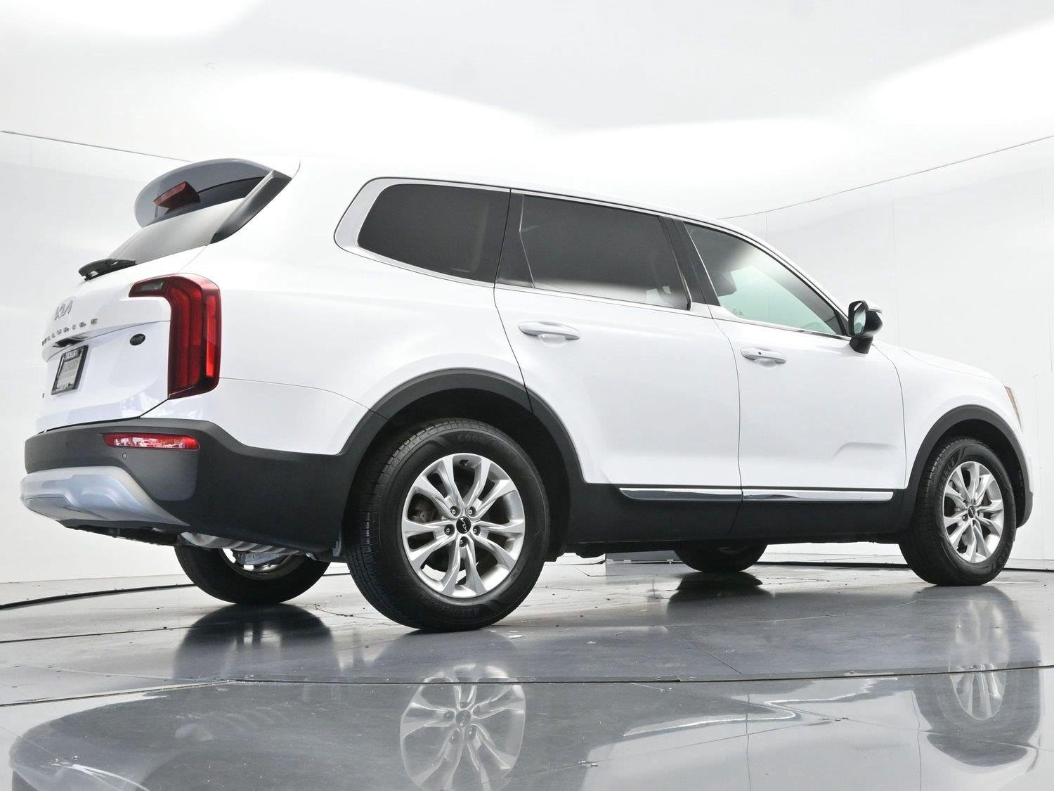 Used 2022 Glacial White Pearl Kia LX image 46