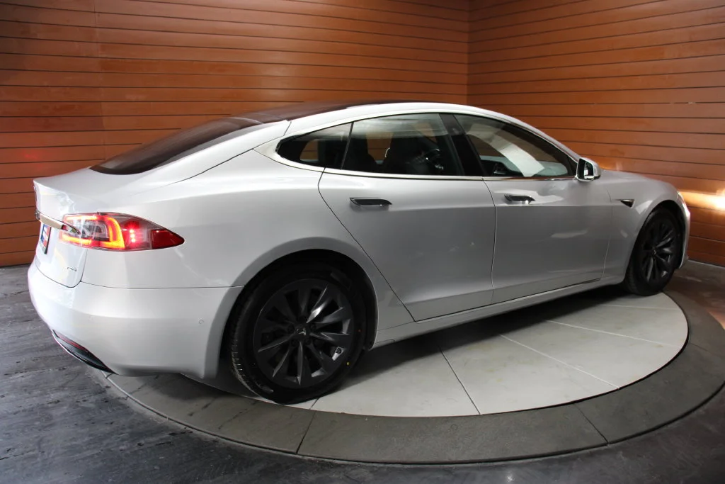 Used 2018 Obsidian Black Metallic Tesla  image 6