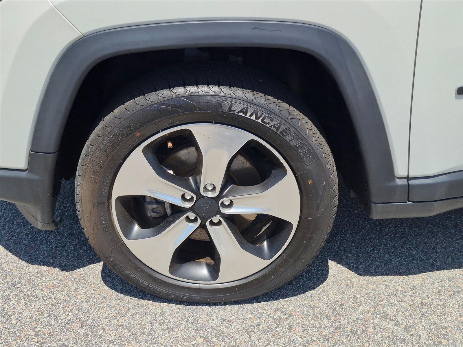 Used 2018 White Clearcoat Jeep Latitude image 10