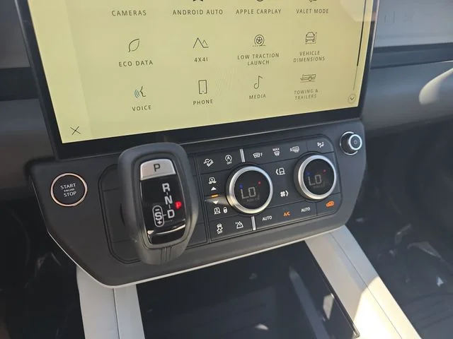 New 2026 Santorini Black Land Rover X-Dynamic SE image 17