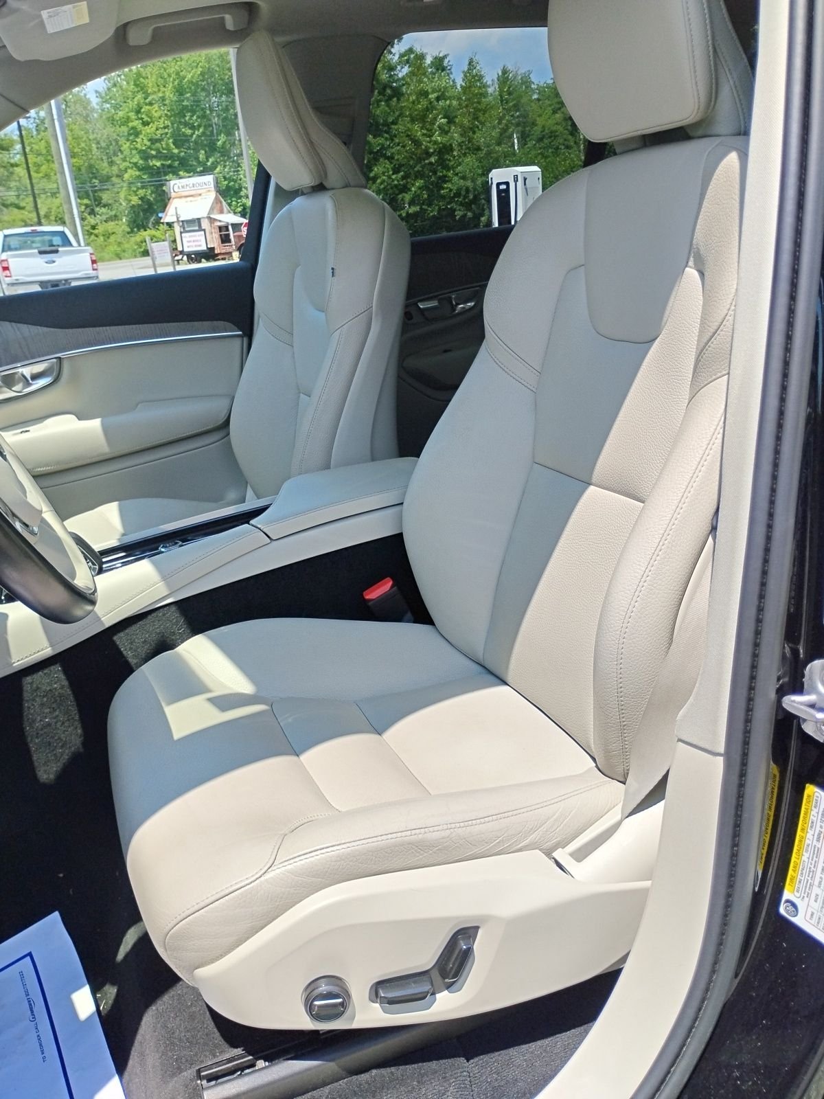 Used 2023 Black Volvo B6 Plus 7-Seater image 18