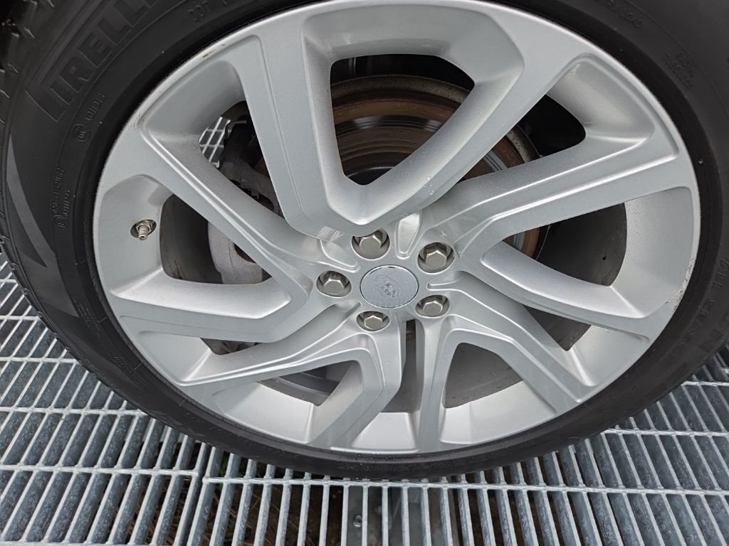 Used 2020 Silicon Silver Premium Metallic Land Rover HSE image 25